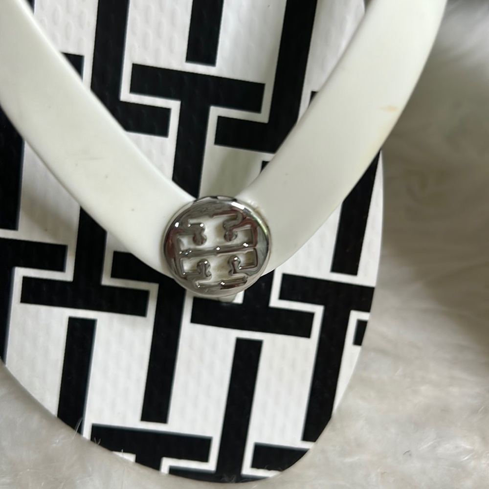 TORY BURCH, WHITE WITH BLK GEO PRINT SZ 9